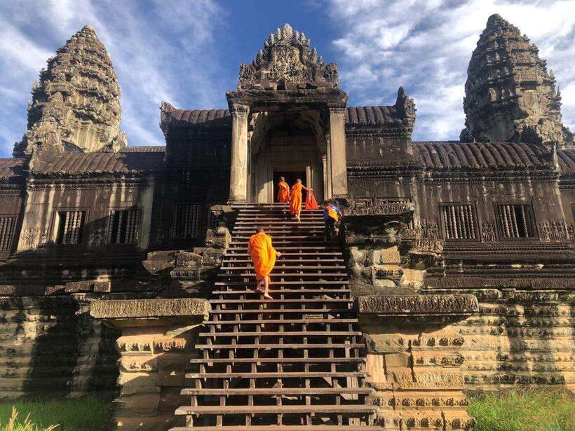 1-Day Angkor Wat Private Tour with Spanish Tour Guide. - Bayon’s smiling stone faces
