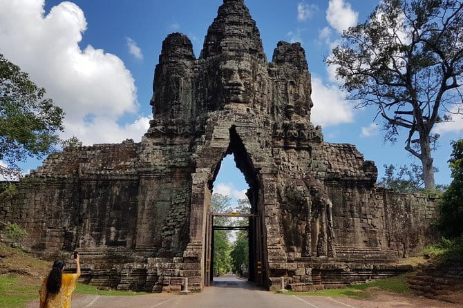 1 day special Tour: Angkor Wat,Bayon,Ta Prohm, Bantey srei and Beng Mealea - Angkor Thom and Bayon: faces inside the ancient city