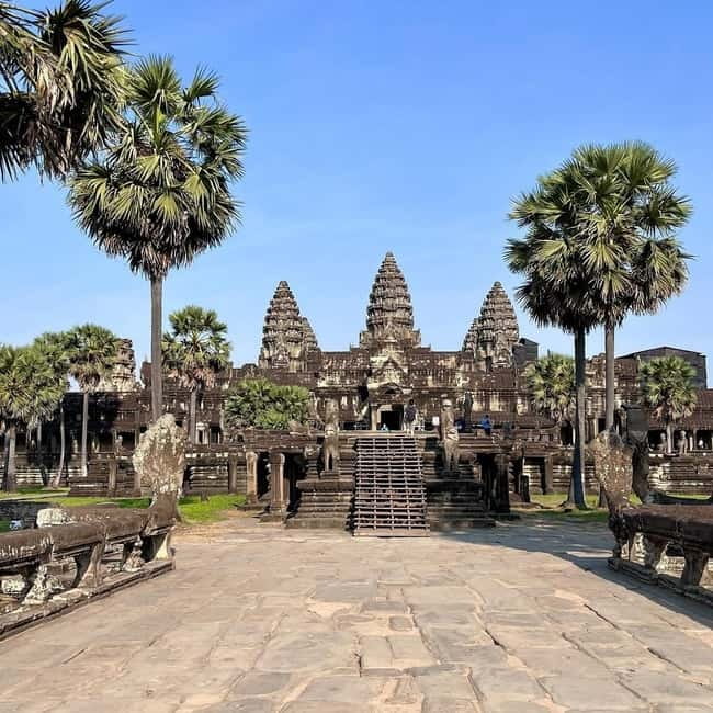 1-Day Trip to Angkor Wat with a Private or Shared Guide in Spanish - Angkor Thom Through the Victory Gate