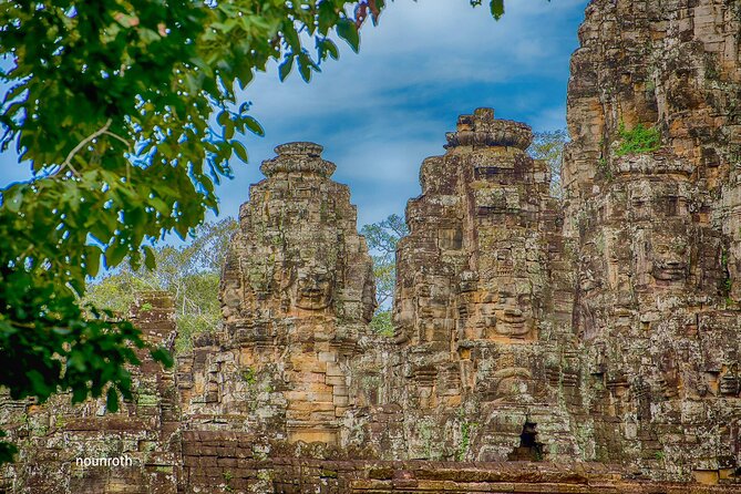 2-Day Angkor Wat, Banteay Srei & Floating Village Kampong Pluk - Phnom Bakheng closes day one with a strenuous wait