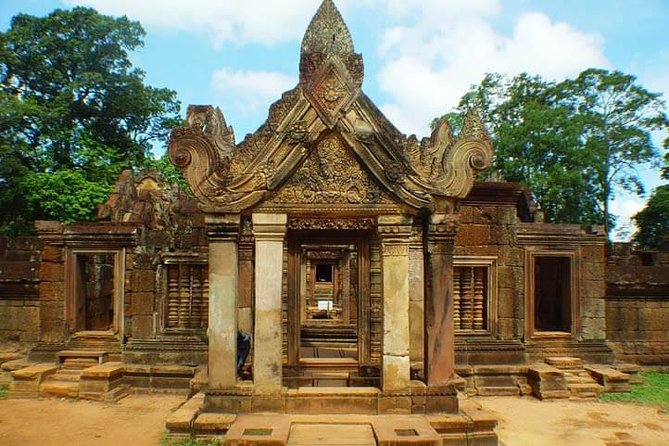 2-Day Angkor Wat Tour - Day two begins before sunrise at Angkor Wat