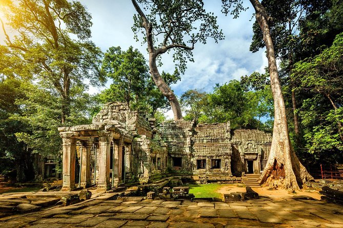 2-Day Best of Angkor Wat and Tonle Sap Lake Tour - Bayon’s famous stone faces