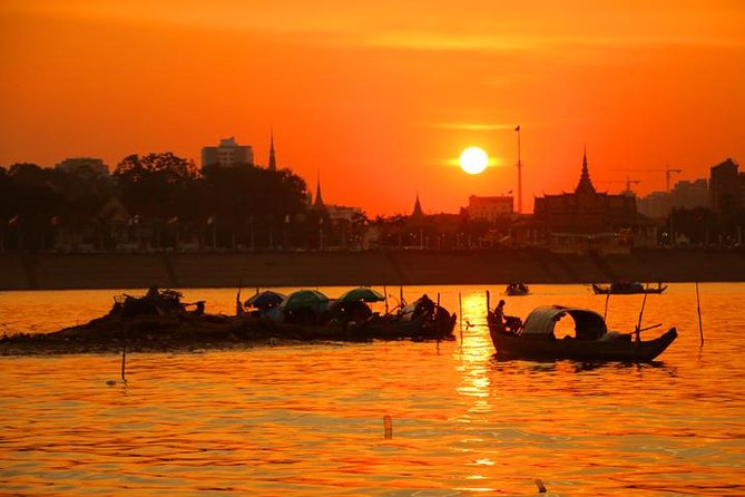 2hours Private Sunset Cruise with unlimited beer, soft drinks and Tour guide - Tonle Sap and the Mekong from the deck