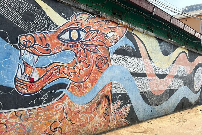 3 Hour Morning Market and Art Tour - Eating breakfast at a family-run market stall