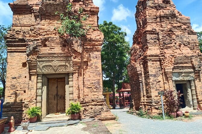 A Day Trip to Angkor Wat, Bayon, Taprohm from Phnom Penh - Bayon and the faces of Angkor Thom