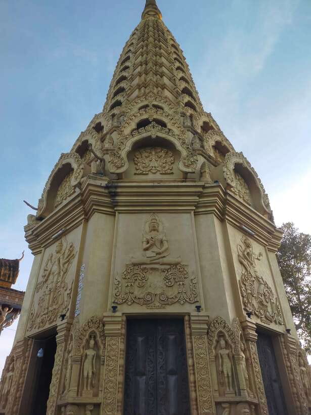 A Day TukTuk Bambootrain, Banan, Killing & Bat Caves, Sunset - Climbing 358 steps to Wat Banan