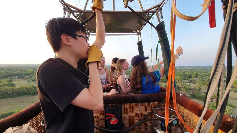 Angkor Stunning Hot Air Balloon - Boarding a basket for up to 25 people
