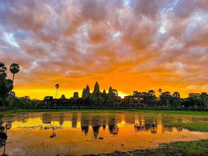 Angkor Wat 1 Day with Sunrise Combined tour with (Tuk Tuk) - The royal terraces and a dense morning route