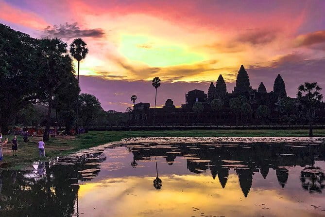 Angkor Wat & Banteay Srei 1-Day Tour - Breakfast near the temples, then north to Banteay Srei