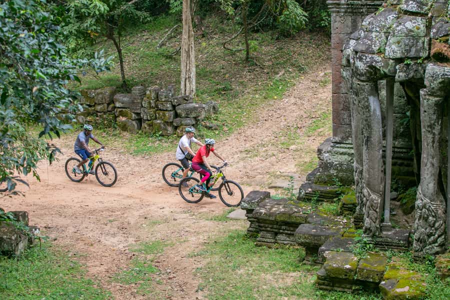 Angkor Wat: Guided Sunrise Bike Tour w/ Breakfast and Lunch - Bayon and the old Angkor Thom city