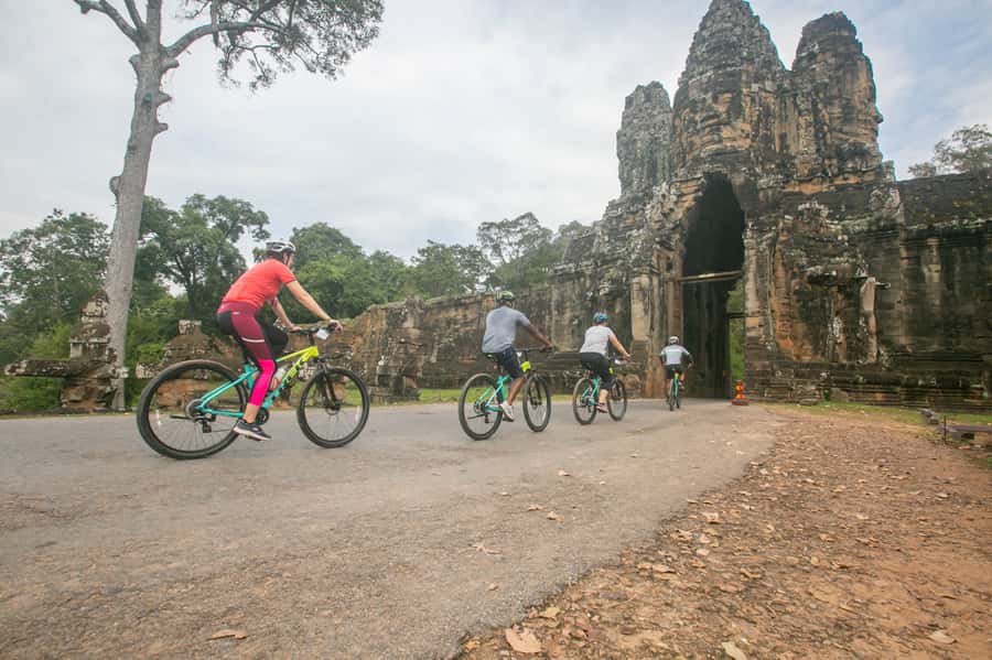 Angkor Wat: Guided Sunrise Bike Tour w/ Breakfast and Lunch - Cambodian lunch and a well-earned rest