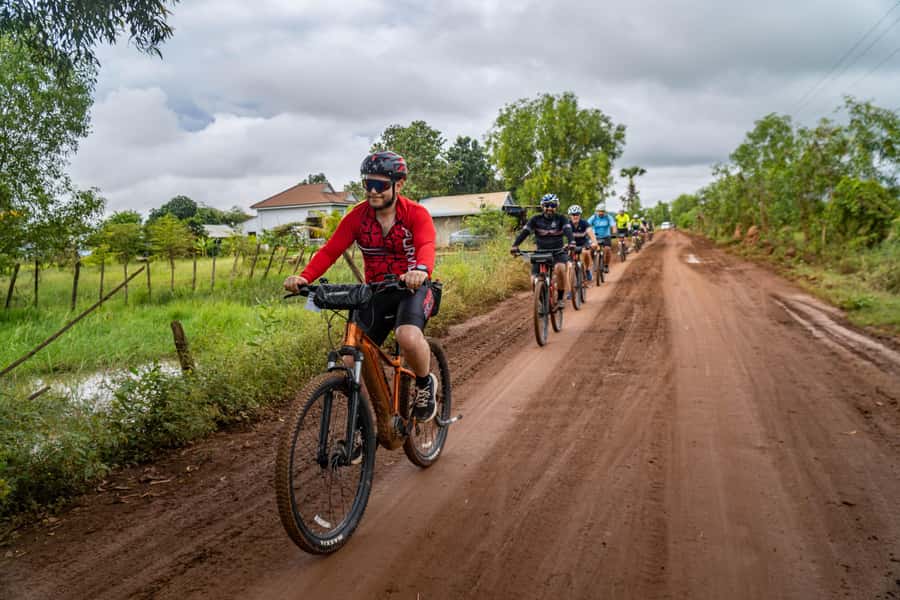 Angkor Wat: Guided Sunrise Bike Tour w/ Breakfast and Lunch - Sunrise at Angkor Wat