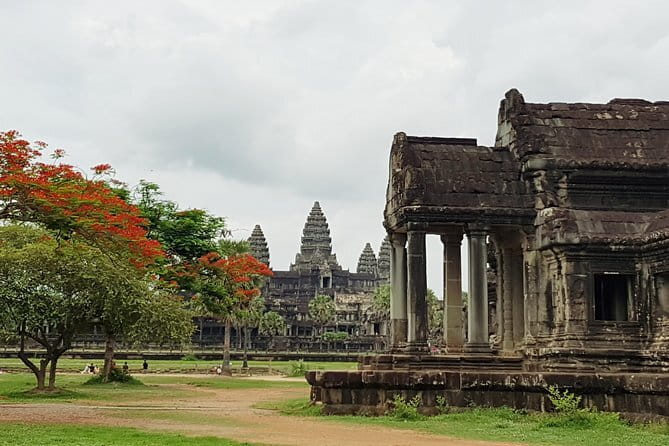 Angkor Wat Guided Tour - A private vehicle is more useful than it sounds
