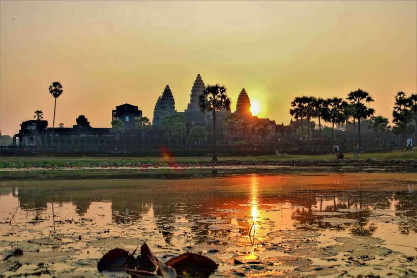 Angkor Wat: Highlights and Sunrise Guided Tour - Passing through Angkor Thom