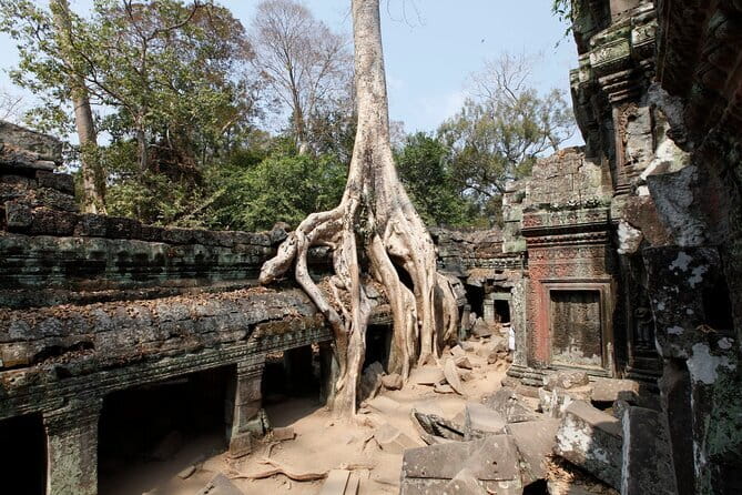Angkor Wat & Small Tour with Bonteay Srei Temples - Phnom Bakheng and the hilltop pause