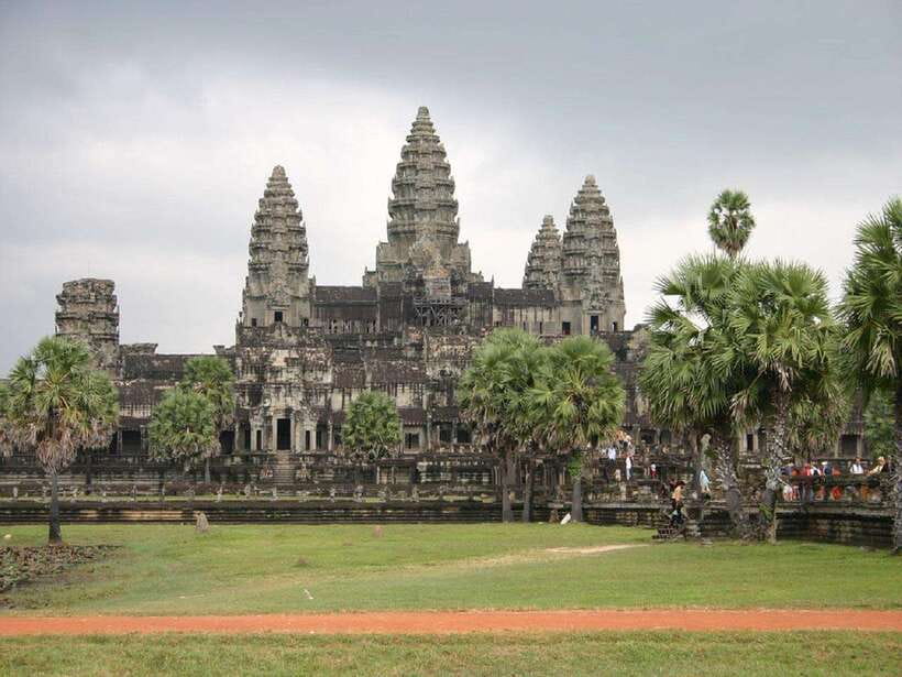 Angkor Wat Small Tour With Private Tuk Tuk - Angkor Wat gives the day its grand opening