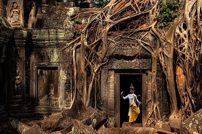 Angkor Wat: Sunrise or Sunset Tours with Tuk Tuk - Bayon Temple: faces and everyday Khmer scenes