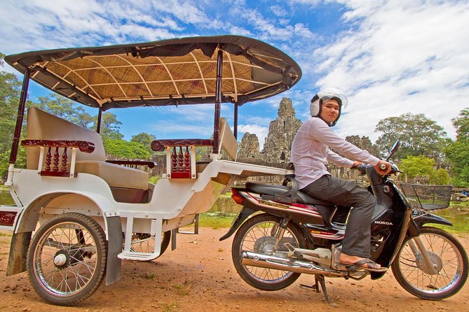 Angkor Wat Sunrise Private Tour by Tuk Tuk - Watching sunrise beside Angkor Wat