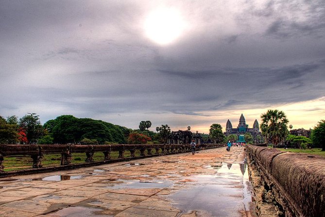 Angkor Wat Sunset Tour - Bayon and its many stone faces
