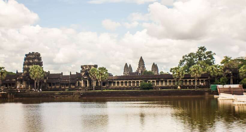 Angkor Wat: Tuk Tuk and Walking Tour - Guide quality and the feel of the day