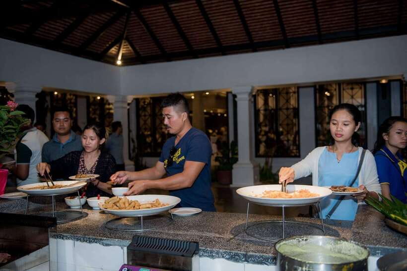 Apsara Traditional Dances & Local Buffet with Tuk-Tuk Ride - How the 2.5-Hour Evening Usually Flows