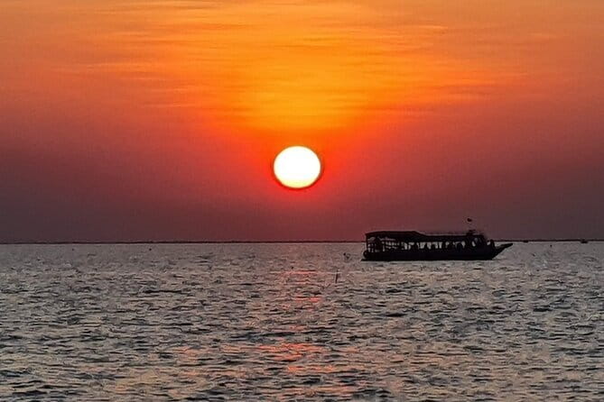 Banteay Srei Temple and Kompong Phluk Village Private Tour - Kampong Phluk and life above Tonle Sap