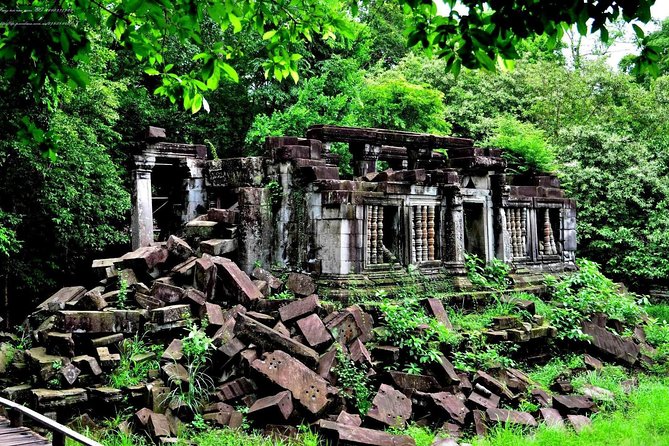 Beng Mealea Temple Private Day Tour - Crossing the rubble at Prasat Beng Mealea