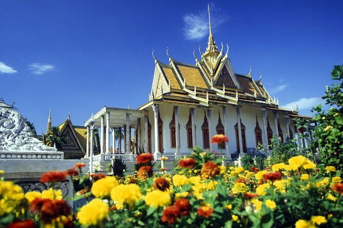 Chiso temple, Neang khmao, and Taprum temple historical site Tour - Neang Khmau: two brick prasats beside an active pagoda