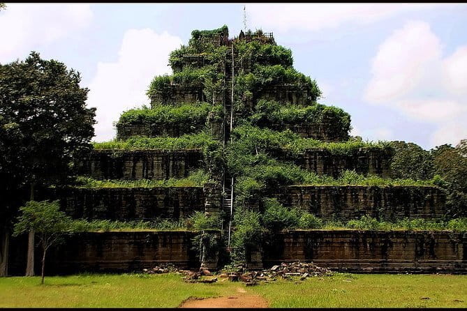 Explore Angkor Wat Sunrise Small Tour Private VIP Car - Phimeanakas and the royal center