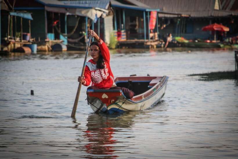 Floating Village and Tonlé Sap Sunset Tour - Meeting a family and seeing life on the water