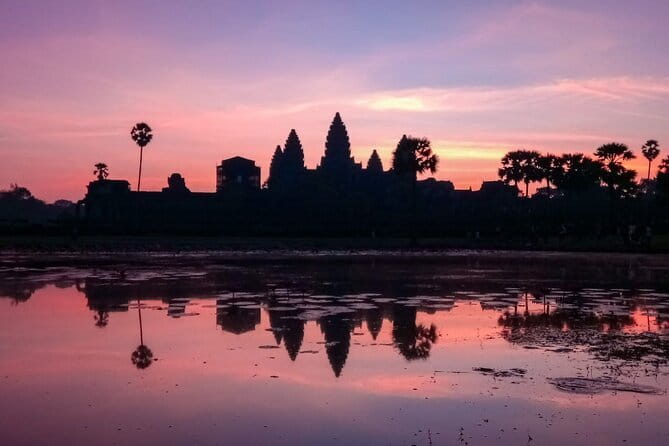(Free eSim) Classic Angkor Wat Sunrise Full Day Tour - Angkor Wat: a strong opening before the heat