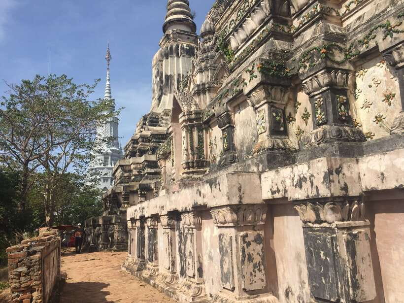 From Phnom Penh: Oudongk Mountain and Koh Chen Island Tour - Meeting the Buddhist nuns