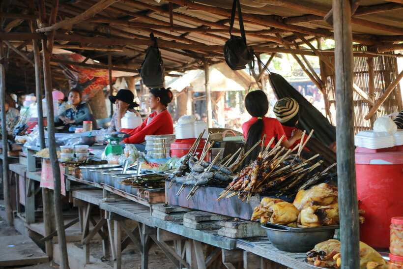 From Phnom Penh: Oudongk Mountain and Koh Chen Island Tour - The Oudong market and food worth trying