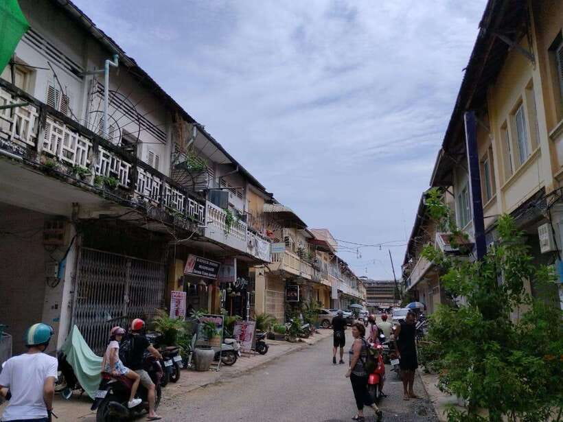 From Siem Reap: Battambang Day Trip Return or to Phnom Penh - Entering the Killing Cave