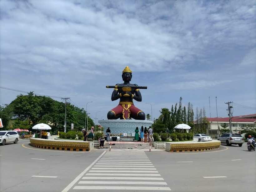 From Siem Reap: Battambang Day Trip Return or to Phnom Penh - Crossing the hanging bridge and entering the Peace Gallery