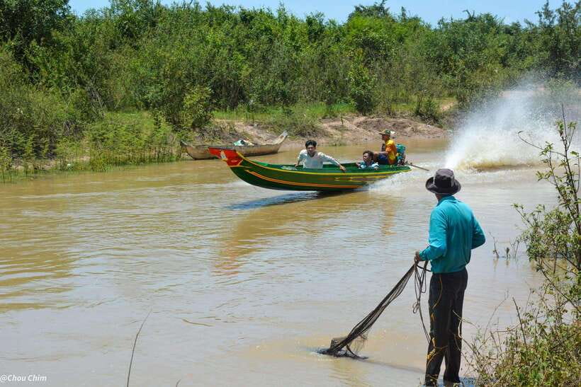 From Siem Reap: Floating Village Tour by Boat - A 30-minute stop at the village market or pagoda