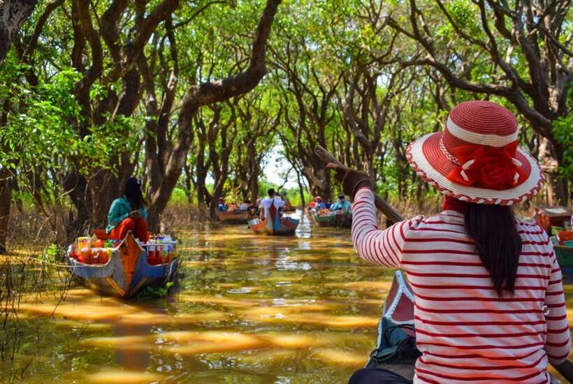 From Siem Reap: Kampong Phluk Floating Village Tour by Boat - The optional canoe through the flooded mangroves