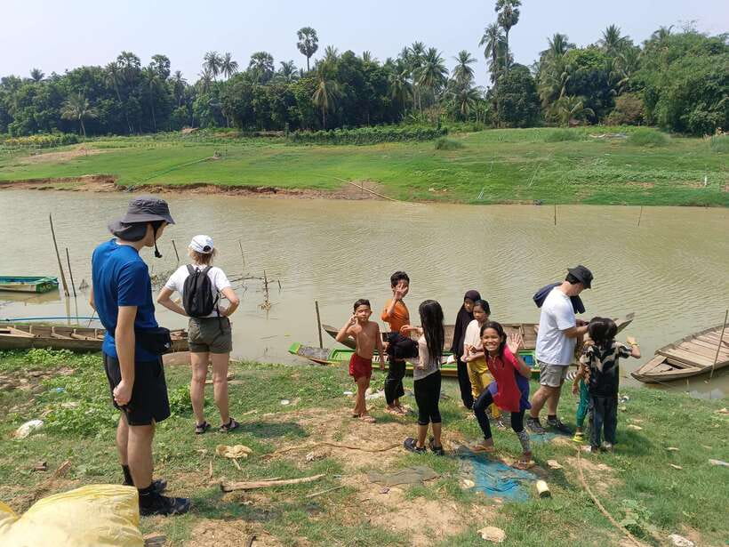 Full-day: Handicraft, Bamboo train, Killing cave, Bat Cave - A food-focused start in Battambang