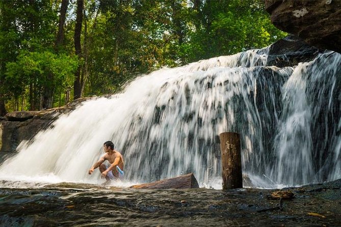 Full-Day Kulen Waterfall & 1000 Lingas Join-in Tour - Leaving Siem Reap in an air-conditioned minivan