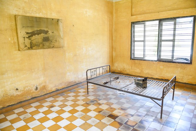 Full-Day Phnom Penh Sightseeing Tour & Killing Field - Khmer art at the National Museum