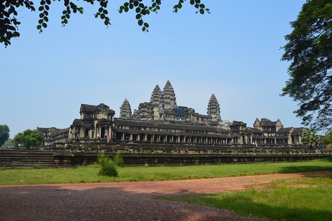 Full-Day Siem Reap Angkor Major Temples Private Tour - Bayon’s stone faces and Angkor Thom