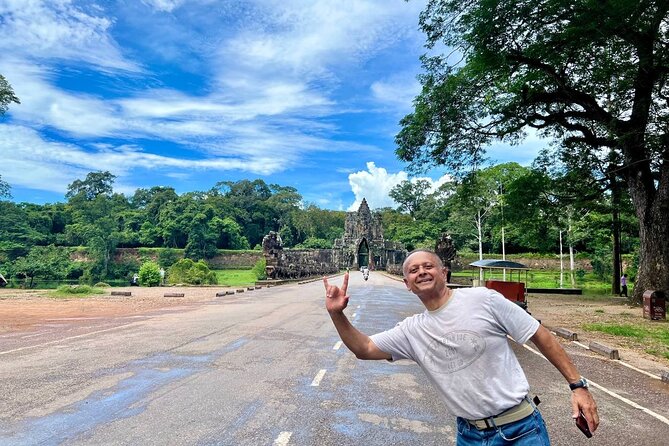 Full Day Tour Phnom Penh to Siem Reap Taxi, Angkor Visit & Return - Bayon and the royal city of Angkor Thom