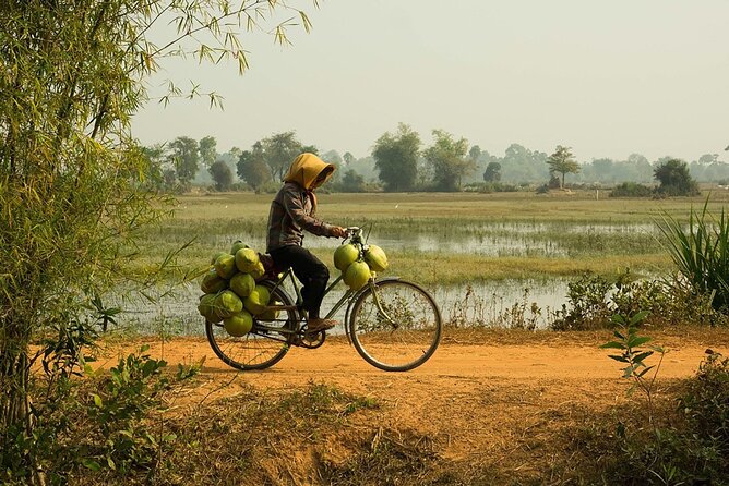 Grand Tour-Ek Phnom. Baset. Bamboo Train. Wat Banan. Phnom Sampov - The Bamboo Train ride at Ou Srauo Laou