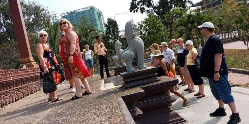 Half Day City Tour - Wat Krom and the Independence Monument