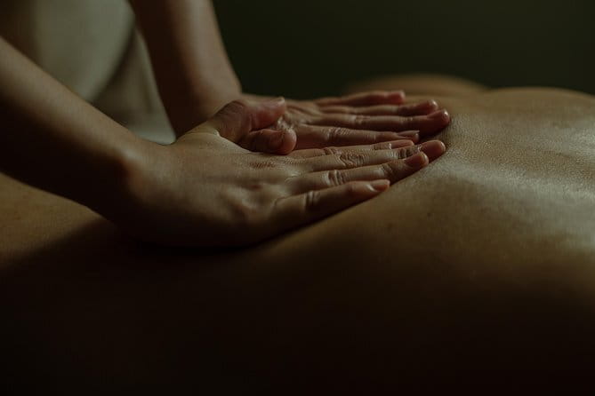 Head, Back and Shoulder Massage in Phnom Penh - The first comfort: feet cleansing and a cold towel