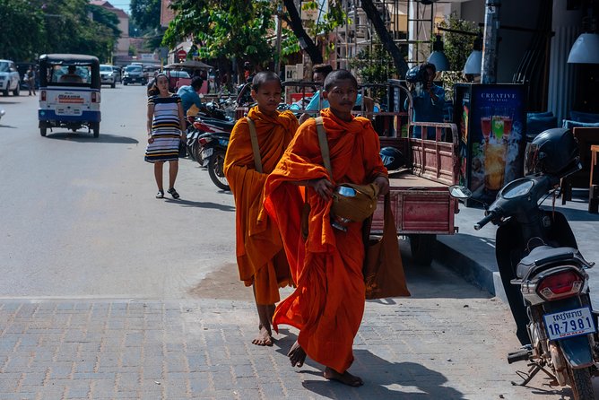 Highlights & Hidden Gems With Locals: Best of Siem Reap Private Tour - Starting at the Old Market and Pokambor Avenue