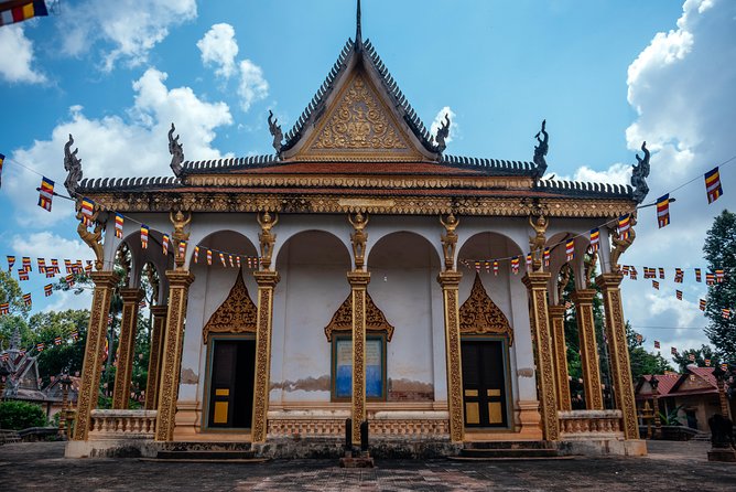 Highlights & Hidden Gems With Locals: Best of Siem Reap Private Tour - Quiet corners at Wat Preah An Kau Saa
