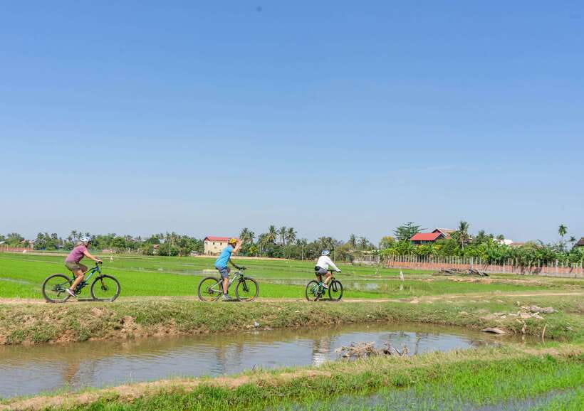 Kampong Phluk: Floating Village Sunset Bike Tour or E-Bike - The homestay lunch is more than a meal
