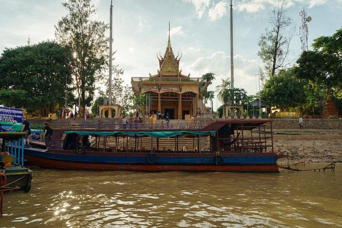 Kampong Phluk Floating Village Tour by Boat - Walking among the stilt houses
