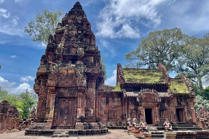 Kbal Spean Lingar River, Banteay Srei Temple & Pre Rup Tour - The uphill forest walk to Kbal Spean